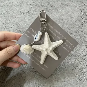 Porte-clés style océan avec étoile de mer blanche, poisson céramique et coquillage