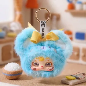 Mignon porte-clés poupée en peluche bleue avec nœud jaune dans un décor miniature