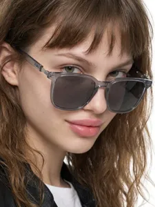 Primo piano di eleganti occhiali da sole quadrati futuristici Y2K in grigio fumé