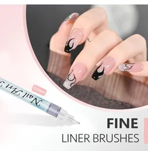 Λεπτομερής όψη του στυλό nail art 0,5 mm με εξαιρετικά λεπτή μύτη και σχέδιο στα νύχια.