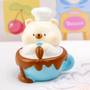Vista detallada de una figurita de oso chef en una taza azul bañada en chocolate