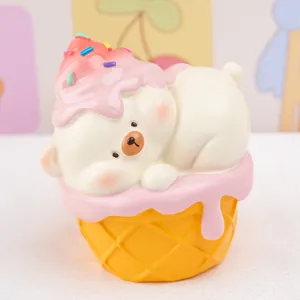 Primer plano de una figura de resina de osito blanco en un cono de helado rosa pastel