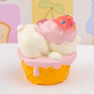 Detalle macro de una linda figura de oso de resina estilo postre de helado
