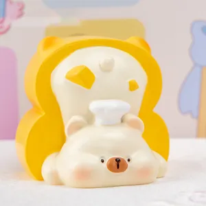 Primer plano de una linda figura de oso chef en resina de la serie blind box...
