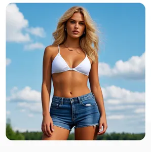 Outdoor-Modell Detailaufnahme mit weißem Bikini Oberteil und blauen Jeansshorts im Freien.