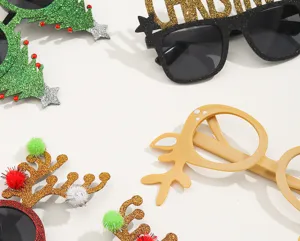 Dettaglio di occhiali natalizi stravaganti con corna di renna e alberi di Natale