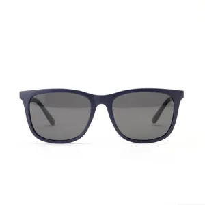 Occhiali da sole polarizzati TR90 blu navy opaco per uomo e donna su sfondo bianco puro
