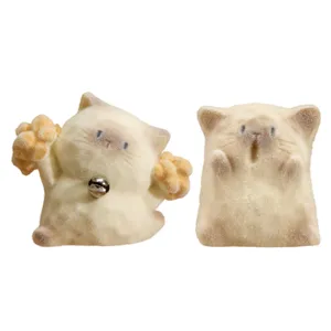 Vue détaillée de deux mini figurines de chat floquées en poses de pom-pom girl et de surprise