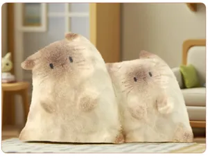 Gros plan détaillé de figurines de chats floqués dans un salon miniature chaleureux et douillet.