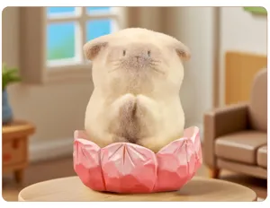 Gros plan d'une figurine de chat siamois floqué dans une base de fleur de lotus.