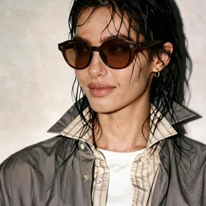 Trendige Unisex-Retro-TR90-Rundsonnenbrille mit braunen Gläsern, getragen am Modell.
