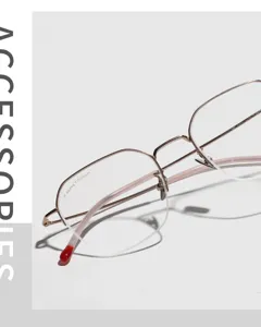 Detailansicht des stilvollen quadratischen Titan-Brillengestells in Roségold-Finish