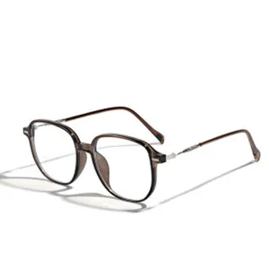 Detailansicht der stilvollen braunen TR90 Brille mit großem quadratischem Rahmen