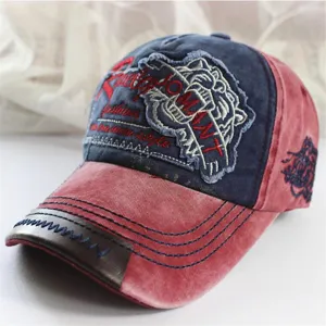 Nahaufnahme einer distressed Baumwoll-Baseballkappe mit Vintage-Tiger-Stickerei