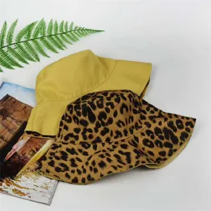 Detailansicht von wendbaren Fischerhüten mit Leopardenmuster und Gelb auf weißem Grund