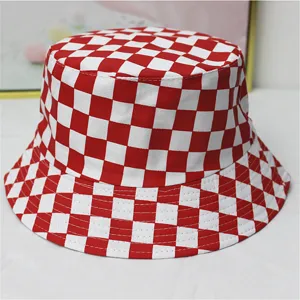 Gros plan d'un bob à damier rouge et blanc avec des détails de coutures renforcées.