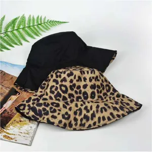 Detailansicht eines wendbaren Fischerhutes mit Leopardenmuster und Schwarz auf Weiß.