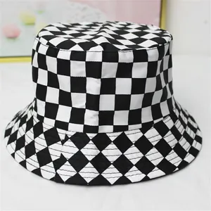 Gros plan du motif en damier et losanges sur un chapeau bob en coton décontracté pour l'été