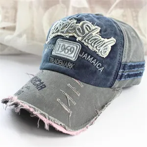 Detailansicht einer Vintage-Baseballkappe aus Baumwolle mit Stickerei und Rock Shank-Logo.