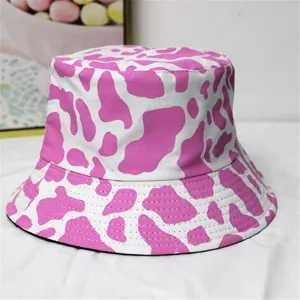 Vue détaillée d'un chapeau bob à motif de vache rose avec large bord pour le soleil