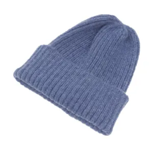Primer plano de un gorro de punto azul suave con una textura acanalada gruesa.