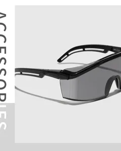 Detailansicht der übergroßen Wrap-Around-Sonnenbrille mit schwarzem Rahmen