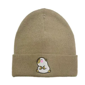 Vue détaillée d'un bonnet en tricot kaki avec une broderie mignonne de capybara