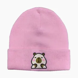 Vue détaillée d'un bonnet en tricot rose orné d'une broderie mignonne de Capybara.