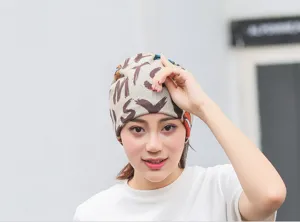 Primo piano di un elegante cappello magico multifunzionale con stampa di lettere d'arte