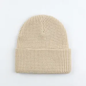 Nahaufnahme der beigen Beanie-Mütze mit Ananasmuster, dickem Strick und Umschlag-Design