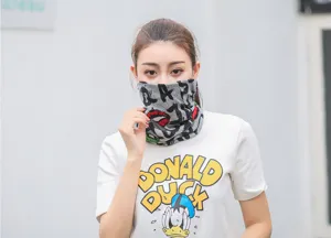 Vista dettagliata di uno scaldacollo multifunzionale con stampa graffiti come maschera