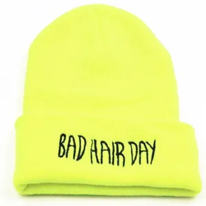 Detailansicht einer leuchtend gelben Beanie mit schwarzem BAD HAIR DAY Schriftzug