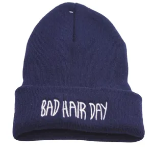 Dunkelblaue Strickmütze mit weißer BAD HAIR DAY Bestickung für Erwachsene