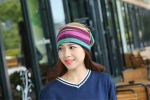 Nahaufnahme eines Modells mit einer weichen gestreiften Slouchy-Beanie in einem Café