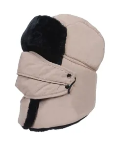 Vista detallada del gorro de trampero beige de invierno con piel sintética y máscara