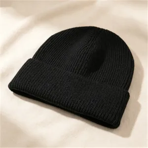 Detaillierte Nahaufnahme einer schwarzen gerippten Strickmütze für Wärme im Winter.
