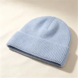 Nahaufnahme der hellblauen Strickmütze mit Rippenmuster und Umschlag.
