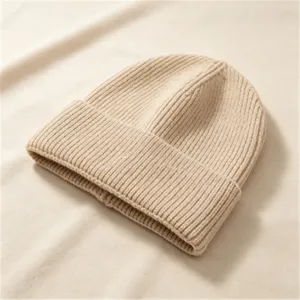 Nahaufnahme einer weichen beige gerippten Strickmütze für winterliche Wärme
