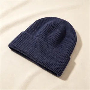 Detaillierte Ansicht der marineblauen Strickmütze mit dicker Winter-Wärme-Textur