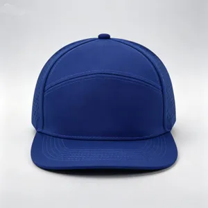 Makro-Detailansicht einer blauen Flat-Brim-Baseballkappe mit lasergeschnittenen Löchern