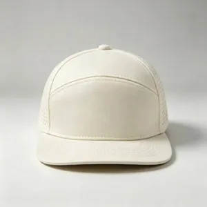 Detailansicht einer weißen Flatbrim-Cap mit lasergeschnittenen Belüftungslöchern.