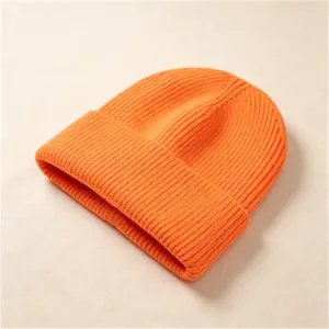 Nahaufnahme einer leuchtend orangefarbenen Rippstrickmütze für den Winter.