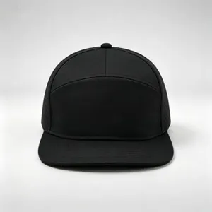 Schlichte schwarze 7-Panel-Baseballkappe mit flachem Schirm und Laser-Lüftungslöchern