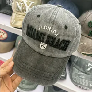 Detail der Vintage-Baseballkappe aus gewaschener Baumwolle mit Miami-Beach-Stickerei