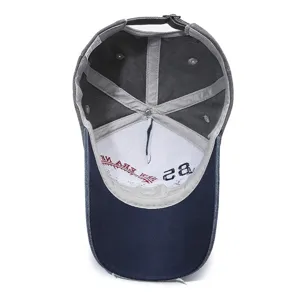 Detalle interior de la gorra de béisbol de mezclilla con costuras reforzadas