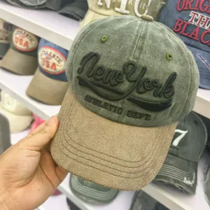 Detailansicht der abgenutzten grün-beigen Baseballkappe mit New York Stickerei