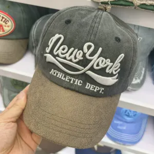 Detailaufnahme einer verwaschenen Baumwoll-Basecap mit New York Stickerei im Vintage-Stil