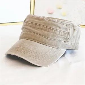 Primo piano di un berretto cadet in denim lavato kaki con cuciture dettagliate