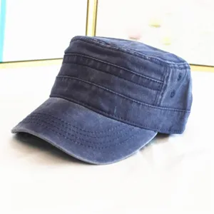 Vista laterale che mostra la trama di un berretto cadet in denim lavato blu navy da uomo.