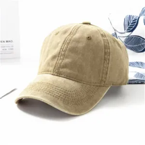 Detailansicht einer Vintage-Baseballkappe aus gewaschener Baumwolle mit gebogenem Schirm